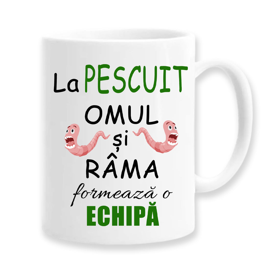 Cană pentru pescar cu mesaj: La pescuit omul și râma formează o echipă