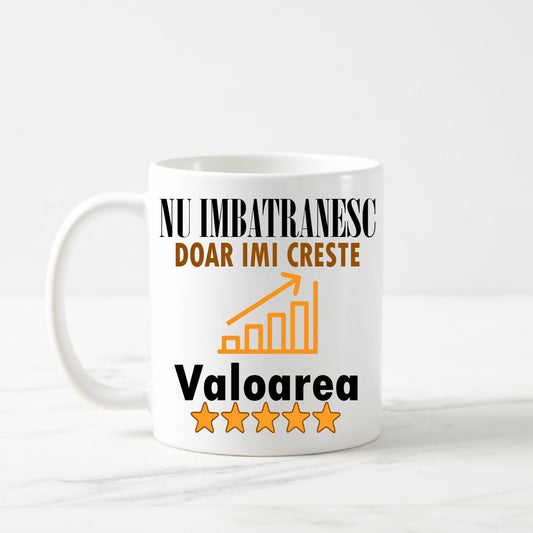Cană cu mesaj: Nu îmbătrânesc, doar îmi crește valoarea