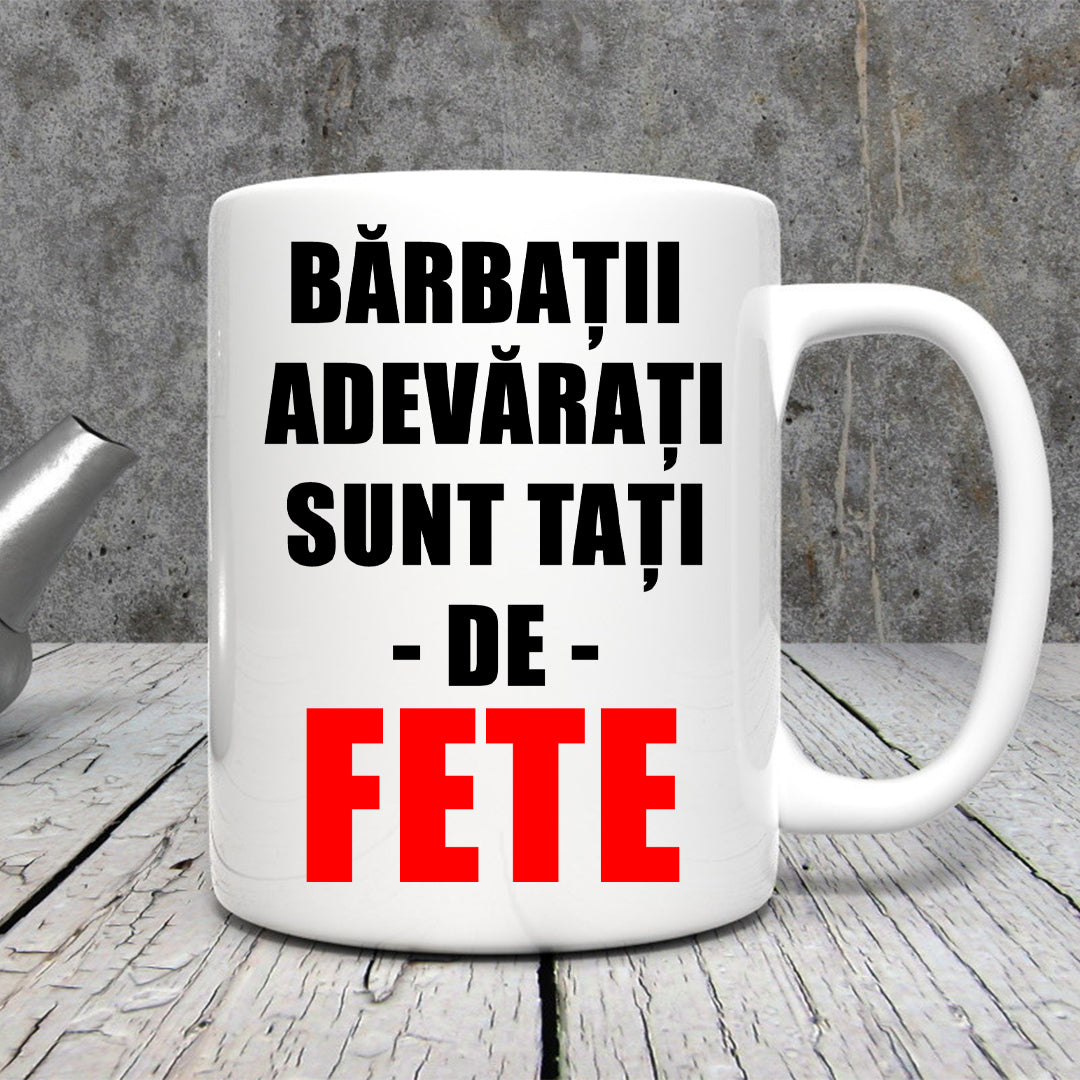 Cană pentru tată cu mesaj: Bărbații adevărați sunt tați de fete, ceramică, albă