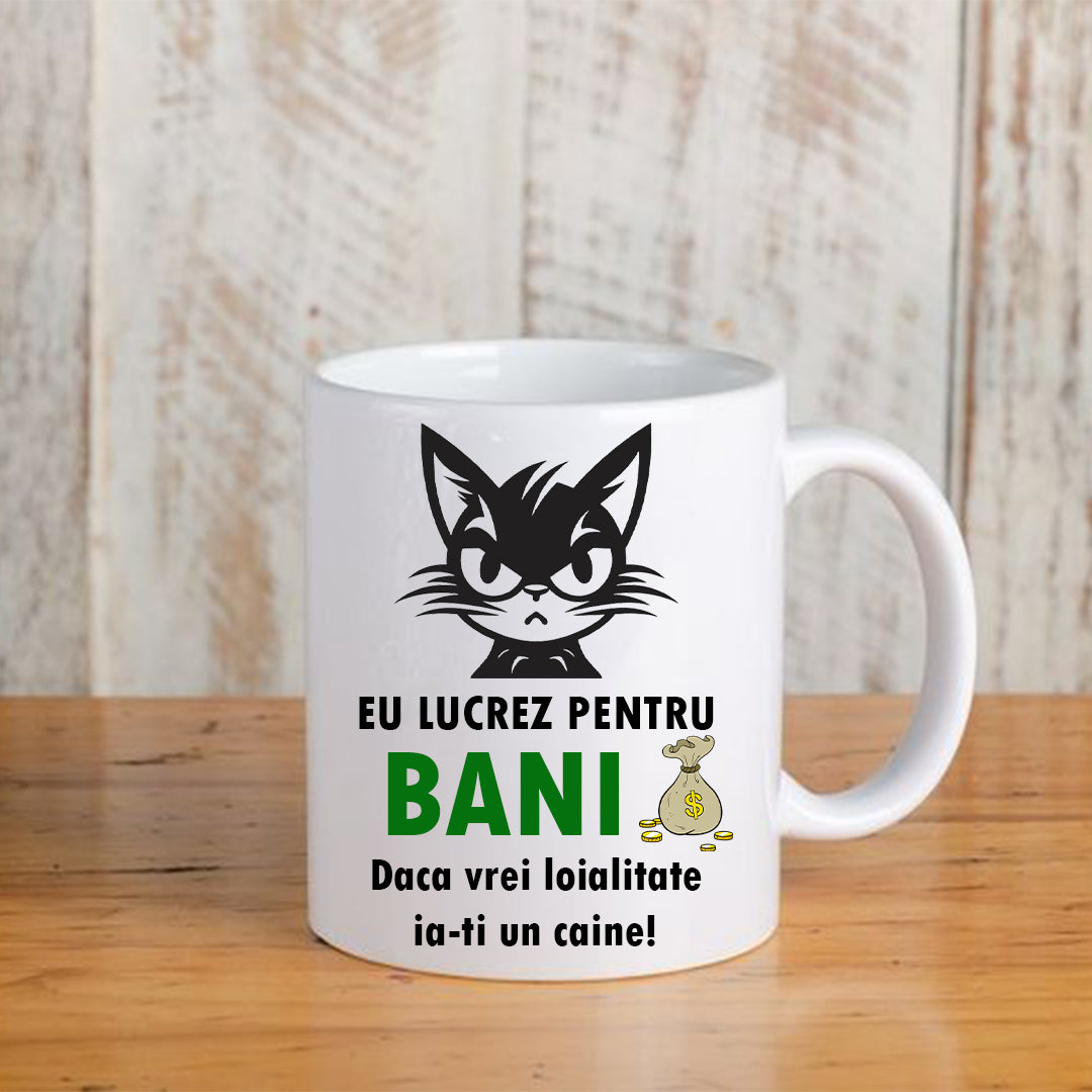 Cană cu mesaj amuzant: Eu lucrez pentru bani, ceramică, albă