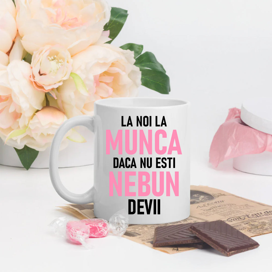 Cană cu mesaj amuzant: La noi la muncă... , ceramică, albă