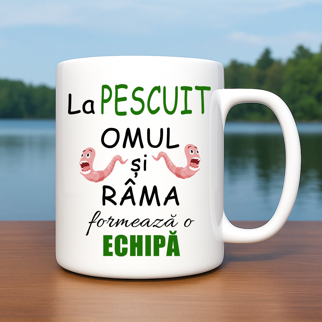 Cană pentru pescar cu mesaj: La pescuit omul și râma formează o echipă