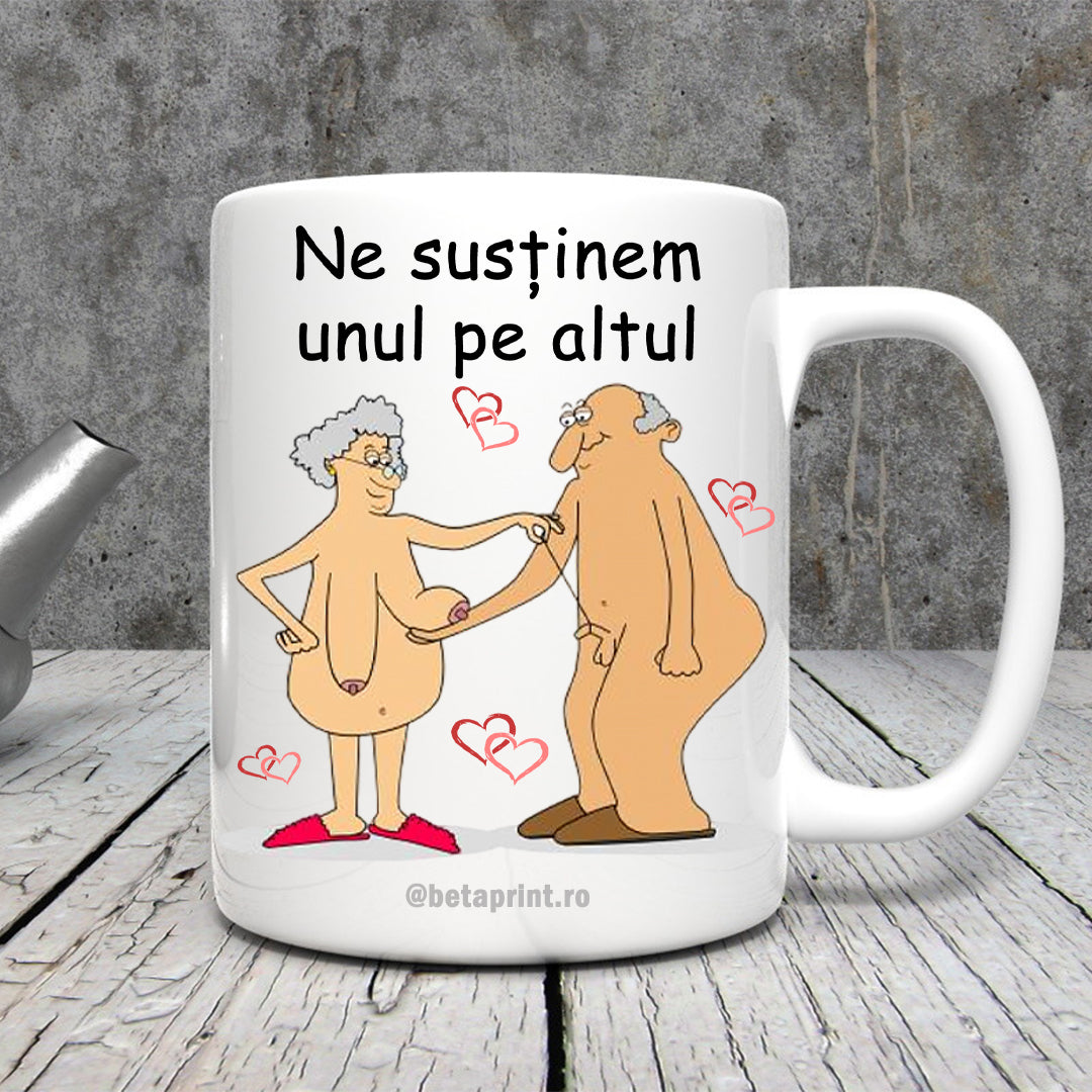 Cană pentru pensionari cu mesaj: Ne susținem unul pe altul, ceramică, albă