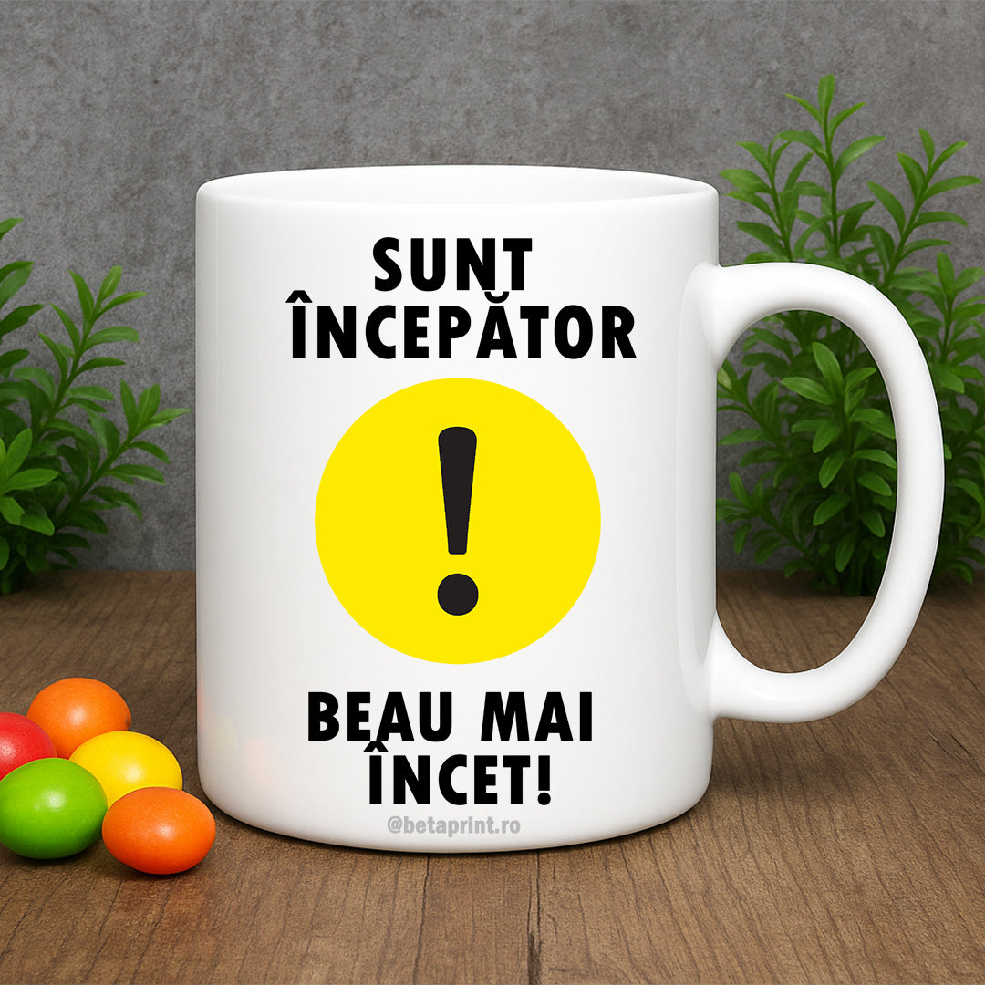 Cană cu mesaj amuzant: Sunt începător, beau mai încet, ceramică, albă